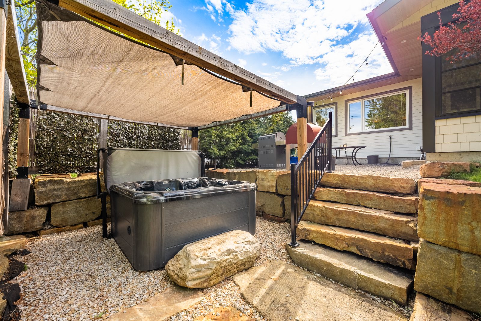 Spa 6 personnes sous pergola avec toiles